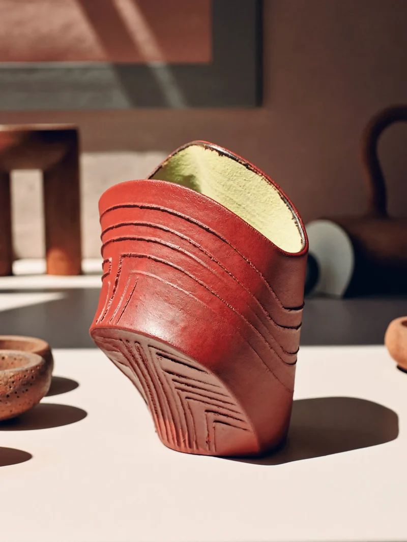 Studio illustrato di un vaso ceramico dalla silhouette asimmetrica