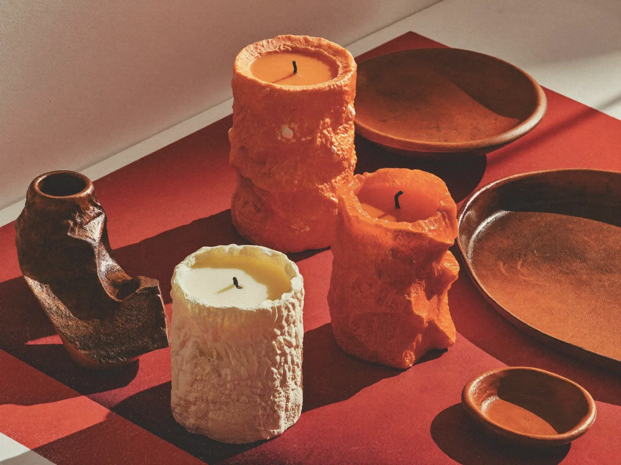 Dettaglio illustrato di materiali e lavorazione per candele e decor